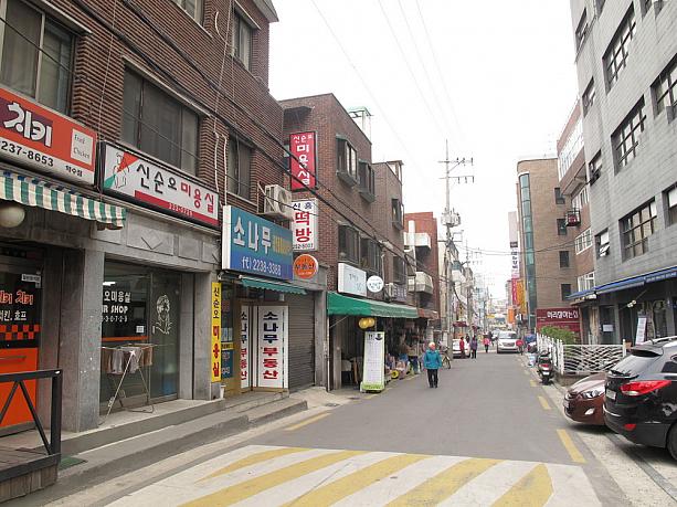 ソウルの街の裏通りは、こんな地味な風景が多かったり。でも、地元の人たちがお昼を食べる、なかなかイイ感じのお店も意外とあるんですよ～