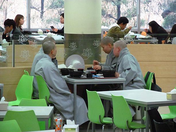 学食の中もお坊さん率高し！