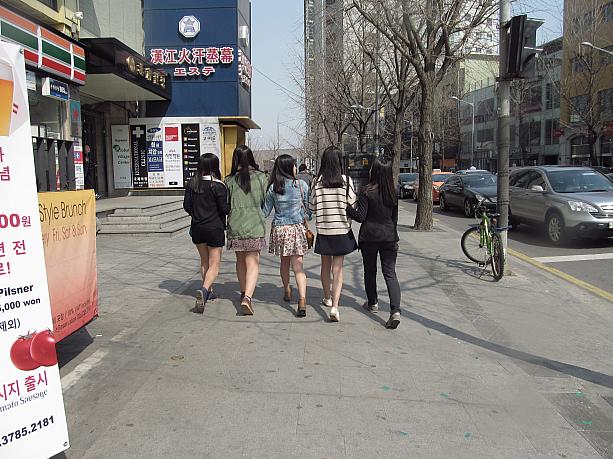 きゃーかわいい！！韓国の女子高生をキャッチ！！みんな髪型がおそろいだ～！！そうそう、韓国の女子達はみんな、スカーの時はストッキングをはくんですよね～。足がきれいに見えるから？？