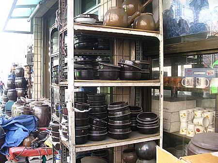 陶器屋にはとにかく伝統陶器がいっぱい。もしかして卸売りとかもしているのかなあ。