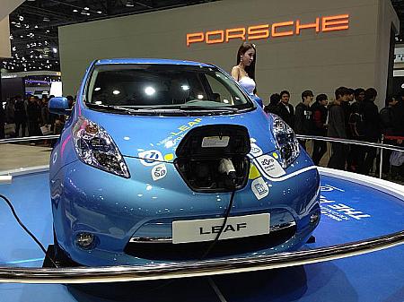 日産も電気自動車の「リーフ」を展示。
