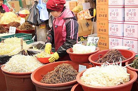 春といえば、ナムル！どの季節も韓国料理にはよく登場するナムルですが、この季節はポムナムル（春山菜）なんていわれたりして旬モノでもあります