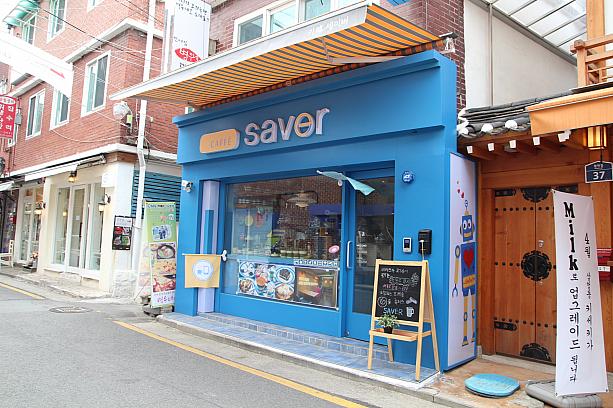 爽やかなブルーが目を引くこちらのカフェは、「SAVER」という新しいカフェのよう。なんでもこのカフェ、その場でスグに、携帯で取った写真をポラロイド写真に印刷できるらしい！