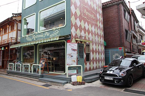 こちらは、タルトとパイのケーキが有名な「レトロナパイ」というお店。お店の中もレトロな雰囲気でイイ感じ～♪