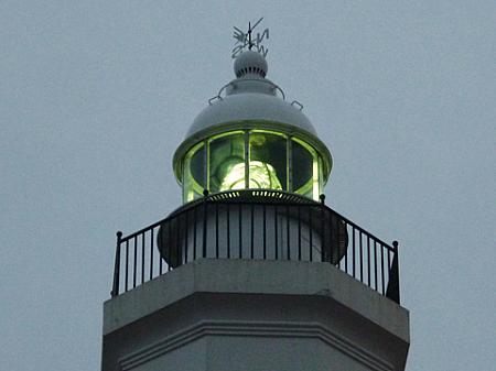 虎尾串灯台は今も現役、明かりがともりました