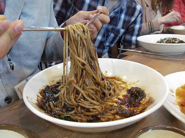 食べる前に両手で箸を持ってよ～く混ぜ混ぜするのが韓国流！上手に出来るかな～？