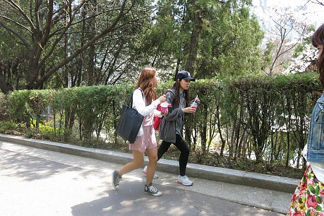 ポカポカ暖かい春のキャンパスで大学生のファッションチェック ソウルナビ