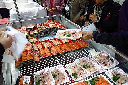 お寿司や刺身を売っていました。価格はどれも一パック6,000～8,000ウォン！