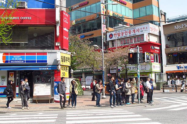 昨日と違ってとっても暖かい今日のソウル！こちらは新村(シンチョン)の交差点。信号待ちの人たちはちょっと暑そう…。