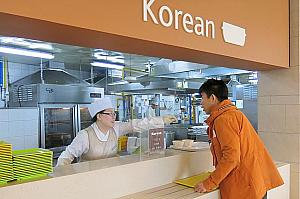 本日の韓国料理メニューである豚肉キムチチャーハンを注文。食券をもらって韓国料理カウンターへ！