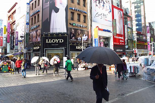 今日は変な天気のソウル。晴れてるのに雨が降ってくる？あれ、止んだのかしら？今日は傘を忘れず持って出掛けなくっちゃ！