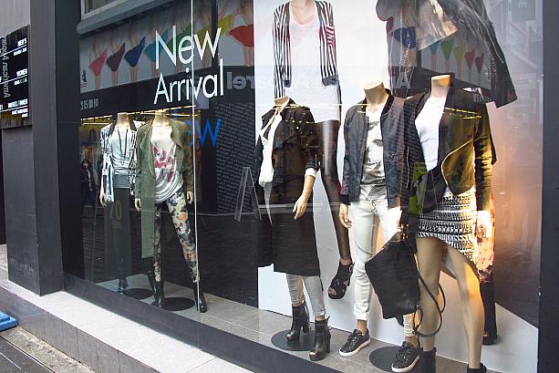 セクシー路線なお洋服のお店も春モード。少しあたたかくなってきたけれど、朝晩はまだまだ冷えるソウル。みなさん、薄着のし過ぎに注意ですよ～！