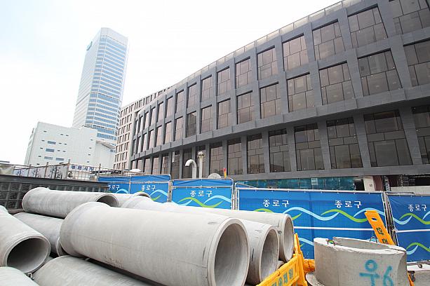 東大門総合市場のすぐ横では7月完成予定のＪＷマリオット東大門の姿がくっきり！地下鉄と直結するらしくこちらも要注目！