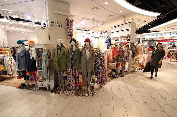 ファッションビルとあってたくさんの服が並んでる～！どこにいっても花柄の服やワンピースが目立ちますね！花柄といえば韓国ではアジュンマが着ている印象が強かっただけに新鮮！