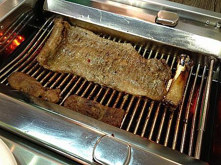 煙が出ず、しかも焦げない焼肉ロースター。このお肉はもちろん試食です。ふふふ。