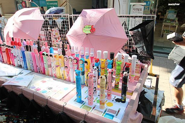 そうそう夏の前にやってくるのが梅雨！これから傘は必需品！？かわいい傘が並んでいますよ～！