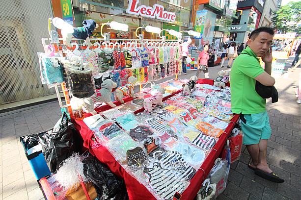 今日は明洞の露店ではどんな物が置かれているのかチェック！！