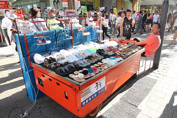 サングラスだけじゃなくサンダルまで！露店に置かれているのを見たらもう夏のよう。