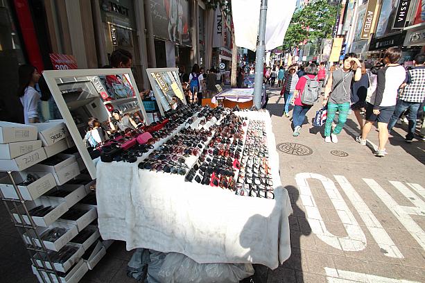 こちらでは、まだ夏じゃないのに大量のサングラスが！日差しは強いからもう必要かも・・・。