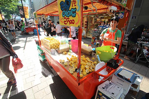 暑ければ暑い日ほど売れるのがレモネード。今日は暑いしたくさん売れてるみたい！今日みたいな日は特に美味しそう！