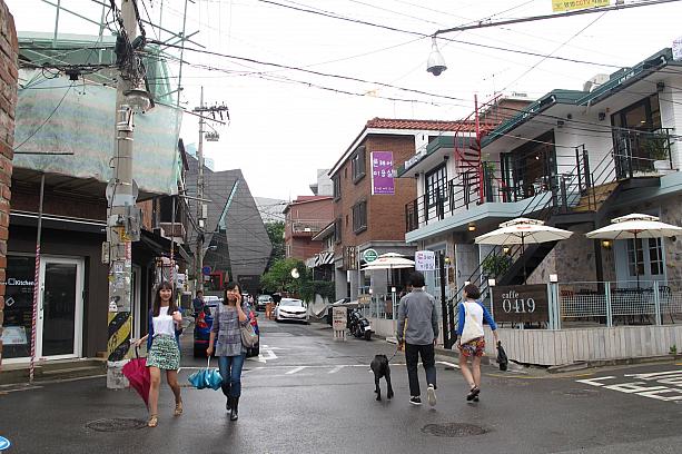 上水や弘大（ホンデ）の裏通りには、素敵なカフェ通りと住宅地が入り混じったようなエリアが結構あるんです。最近は上水のカフェ通りがかなり流行スポットだけど、もう１，２本奥の道に入ると新しい発見があるかも＾＾