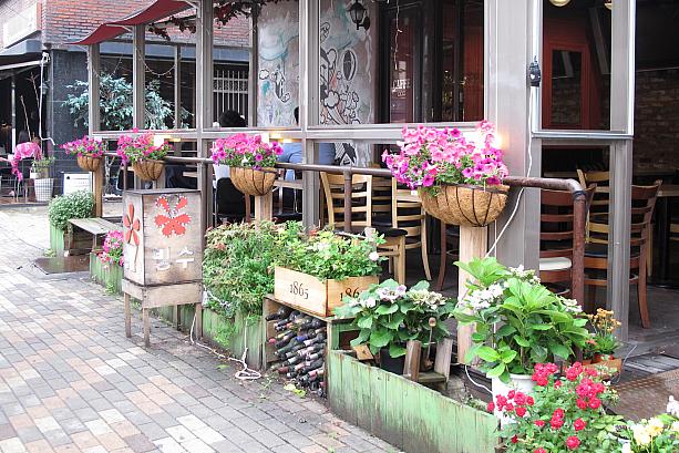 こちらは、パンジーなどの花壇でキレイに飾られたカフェ。