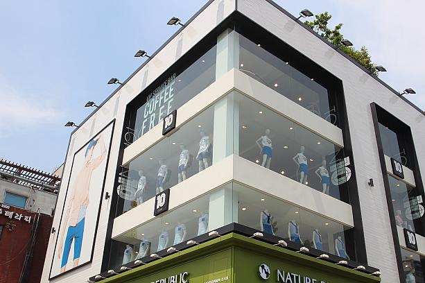 最近、韓国中にじわじわと店舗を増やしているのがこちら「TOP１０（タプテン）」。今年の夏に流行るカラーはブルーということで？マネキンたちはみんなブルーのお洋服でポーズ！