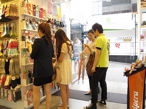こちらのお店にはかわいい傘がいっぱい！みなさん真剣に選んでいます。