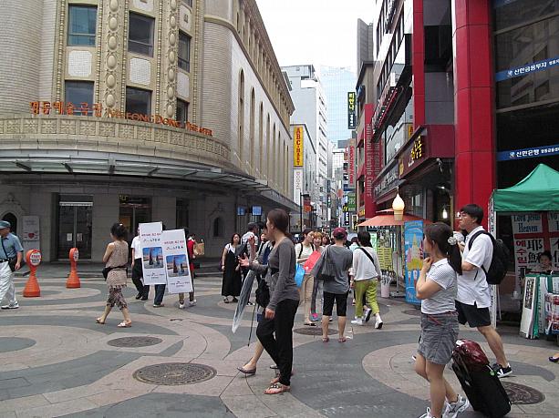 メインストリートを抜けて明洞芸術劇場前へ。まだあまり屋台が出ていないよう。