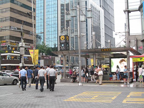 こちらは地下鉄ミョンドン(明洞)駅前。雨も降っていないし、今日はここからお散歩に出発！え？どこに行くかって！？まあ、とりあえずついてきてください＾＾