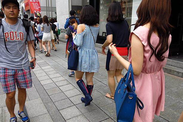 ワンピースに合わせてもカワイイ！こんな肩開きのトップスも、今年よく見かけます。