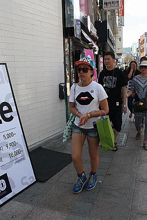 写真で見る釜山のファッションチェック！【2013年7月】 釜山のファッション 釜山のストリート・ファッション 釜山の流行 釜山の夏の服 釜山の夏のファッション サングラス 日傘 ７月の服装7月の服装