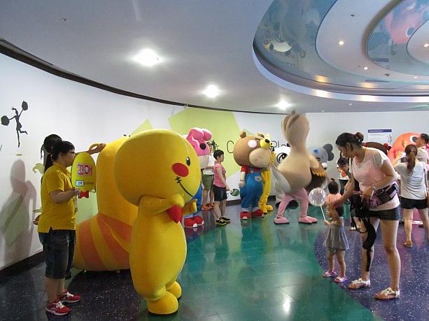 キャラクターがたくさんいる！今、コエックスホールで行われている展示会の宣伝中かな？