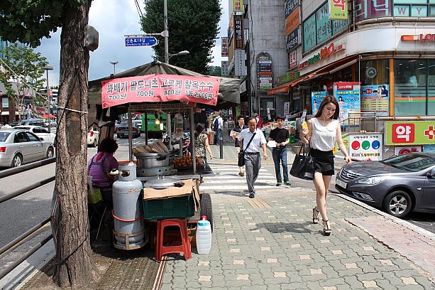 その駐車場の前には、ひとつだけ屋台がポツリ。ここの市場で働いてた人々は今はどこへいっちゃったんだろう～？