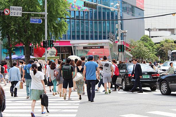 今日は金曜日。みんな足早にどこかへ向かっている様子。みなさんもよい週末を～♪