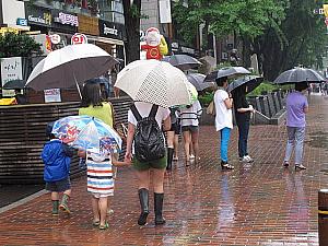 写真で見る雨の日のファッションチェック！【２０１３年７月】 レイングッズ 傘 雨の日 サンダル ファッションチェック 雨の日のファッションチェック 梅雨 服装 ７月の服装7月の服装