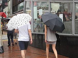 写真で見る雨の日のファッションチェック！【２０１３年７月】 レイングッズ 傘 雨の日 サンダル ファッションチェック 雨の日のファッションチェック 梅雨 服装 ７月の服装7月の服装