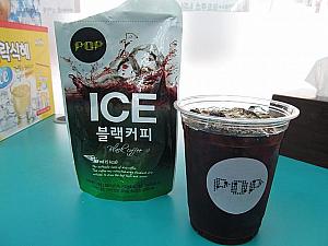 ＜POP　アイスブラックコーヒー　1000ウォン＞<BR>味薄い。水にインスタントコーヒーの粉をパラパラっとしたの？って感じ。