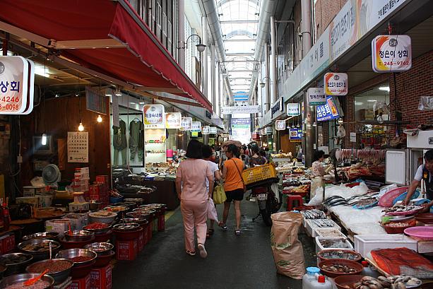 たくさんの買い物客でにぎわっています！