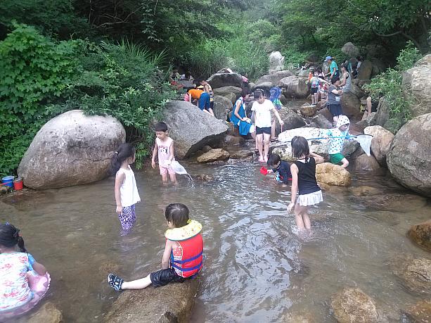 韓国は夏休み真っ只中！こちらは釜山市内からすぐのところにある渓谷！