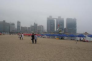 服を着て海に入ることの多い韓国人なので、水着を持参しなくても入れちゃう！