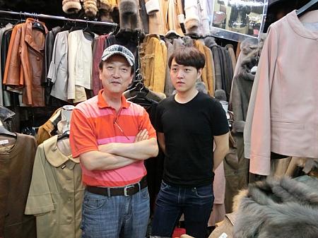 光熙市場の「ヒョンソンサ」店主と2代目の息子さん
