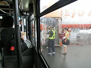 大雨の中、バスに乗るんだ！