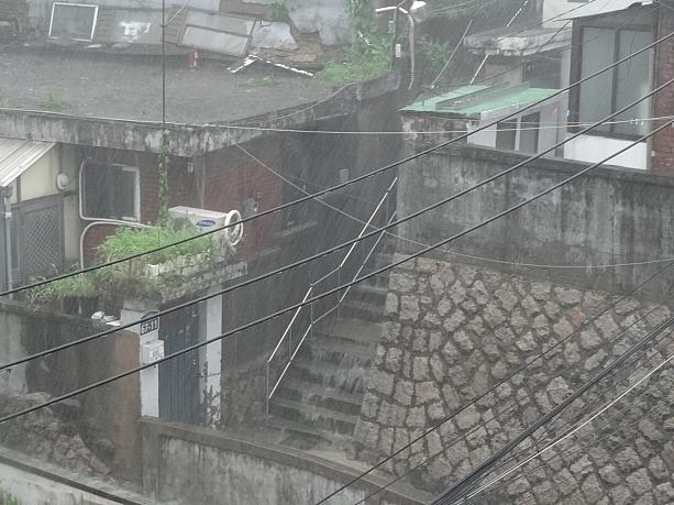 階段からは滝のように流れる水が・・・。