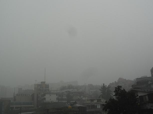 いいえ、まだ午後１時なんです。急に降りだした雨により昼間なのに外が真っ暗に！ゴロゴロと雷がなり、稲妻も見えるほど！