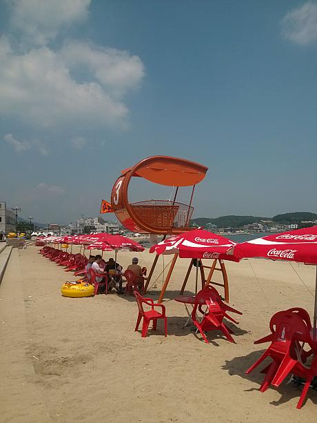 パラソルには専用イスもついています！釜山市内の人気ビーチではないですが、ゆっくりとリゾート気分で海遊びをできるスポット！