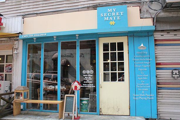 そんなシンチョンですが、ちょっと裏のひっそりとした道に入ってみると、ステキなカフェが並ぶ通りがあるんですよ！こちらは、パズルで遊べるカフェ「cafe the shalimar」。店内にもたくさんの完成したパズルが飾られています。