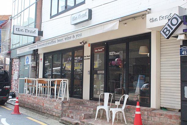 ここはお酒も飲めるカフェ。２種類のアイスが３段も乗ったワッフルが話題のお店なんです。