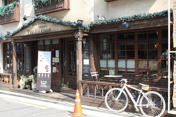 クラッシックなスタイルのインテリアが特徴の紅茶専門店「CHRORIS」。