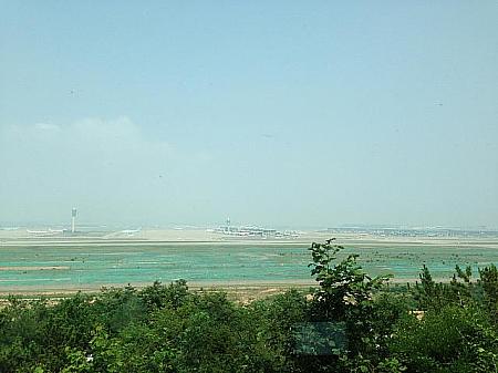 仁川空港全体が見渡せます。手前が滑走路。